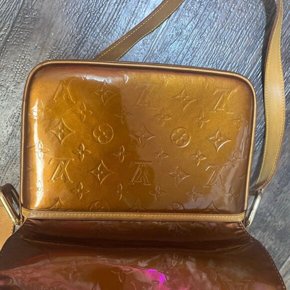 LOUIS VUITTON CHRISTIE VERNIS CROSSBODY - Picture 4 of 6